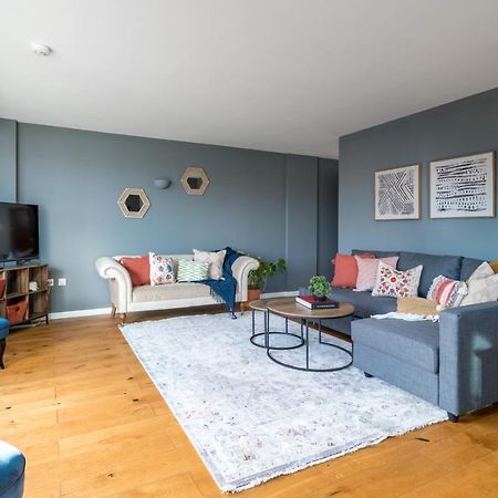 2 Bedroom Apartment With Park Views Shoreditch Лондон Экстерьер фото