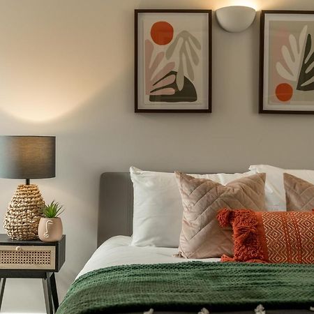 2 Bedroom Apartment With Park Views Shoreditch Лондон Экстерьер фото