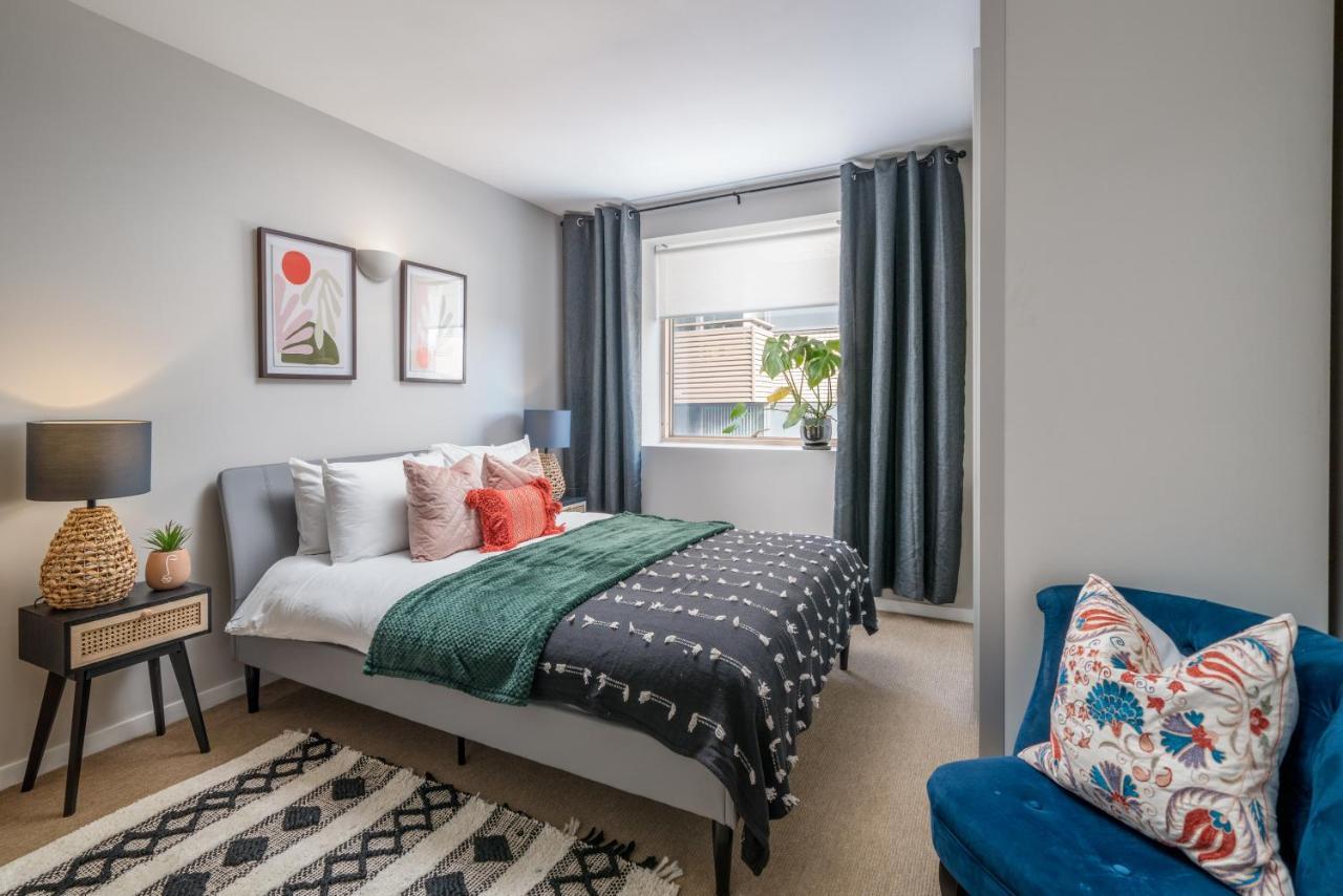 2 Bedroom Apartment With Park Views Shoreditch Лондон Экстерьер фото