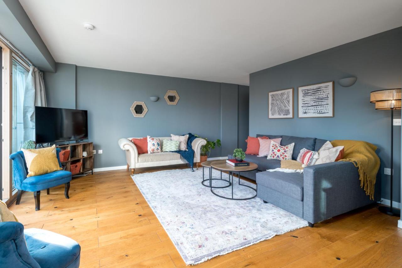 2 Bedroom Apartment With Park Views Shoreditch Лондон Экстерьер фото