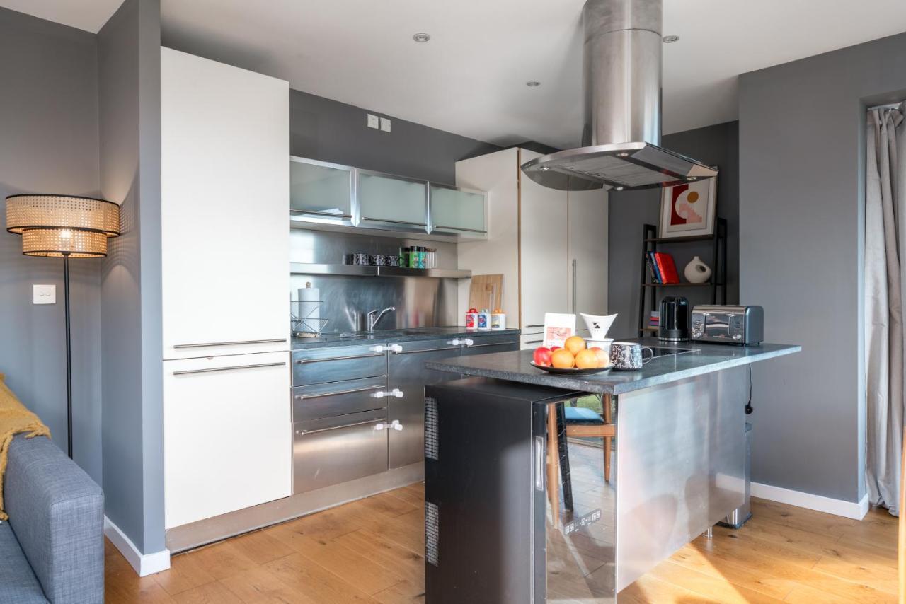 2 Bedroom Apartment With Park Views Shoreditch Лондон Экстерьер фото