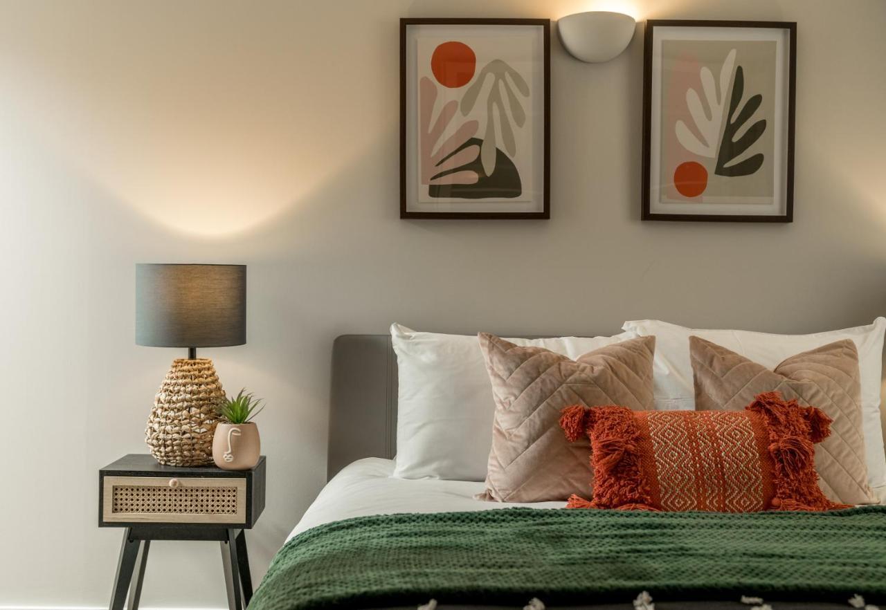 2 Bedroom Apartment With Park Views Shoreditch Лондон Экстерьер фото