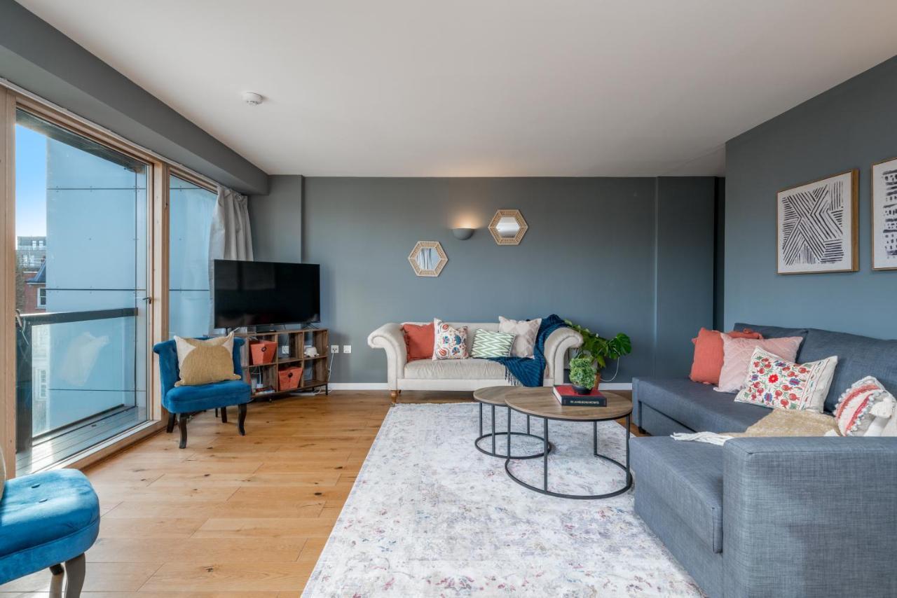 2 Bedroom Apartment With Park Views Shoreditch Лондон Экстерьер фото