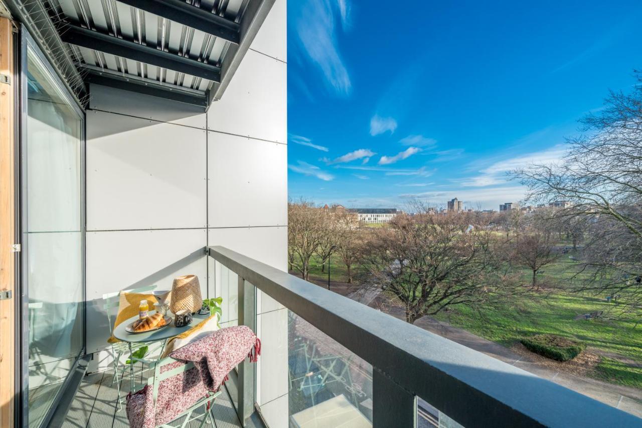 2 Bedroom Apartment With Park Views Shoreditch Лондон Экстерьер фото