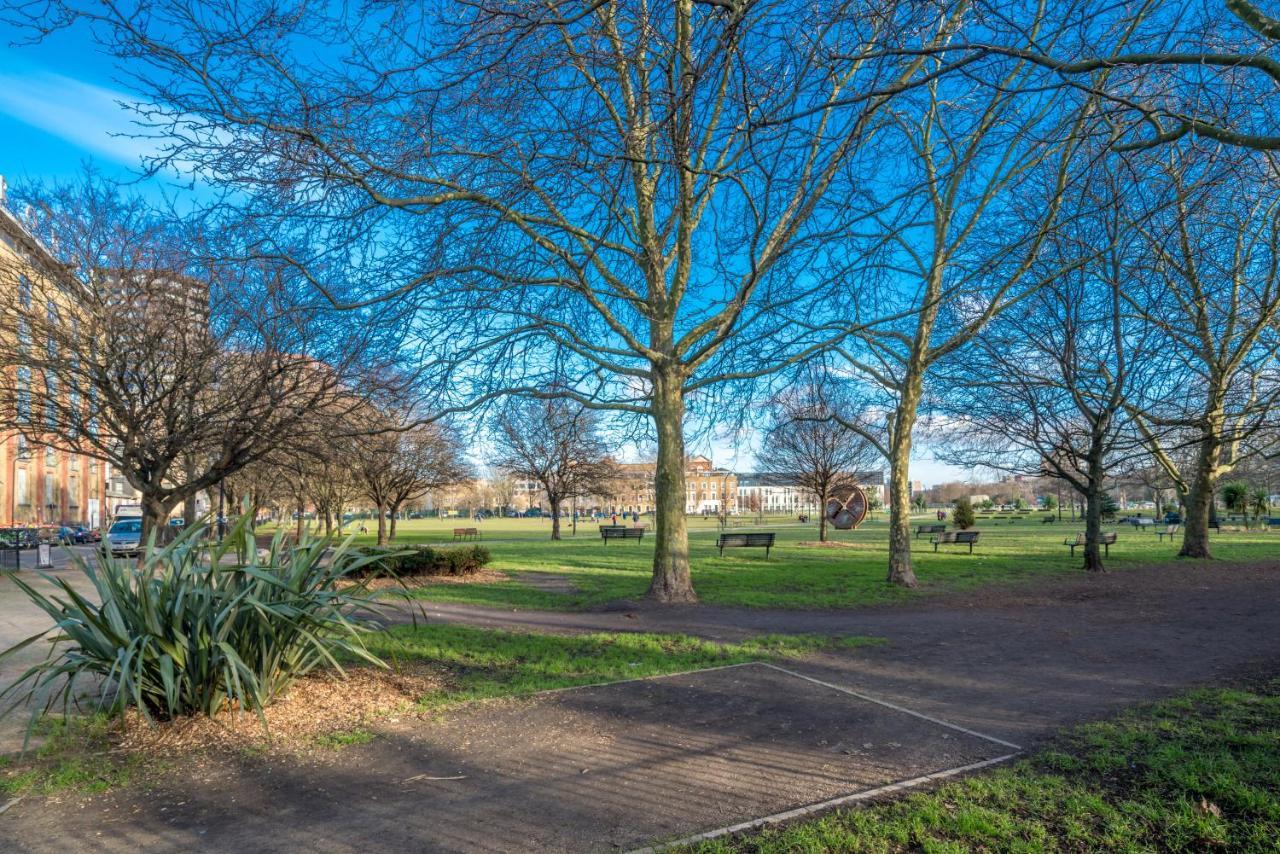 2 Bedroom Apartment With Park Views Shoreditch Лондон Экстерьер фото