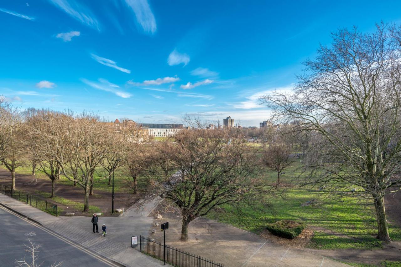 2 Bedroom Apartment With Park Views Shoreditch Лондон Экстерьер фото